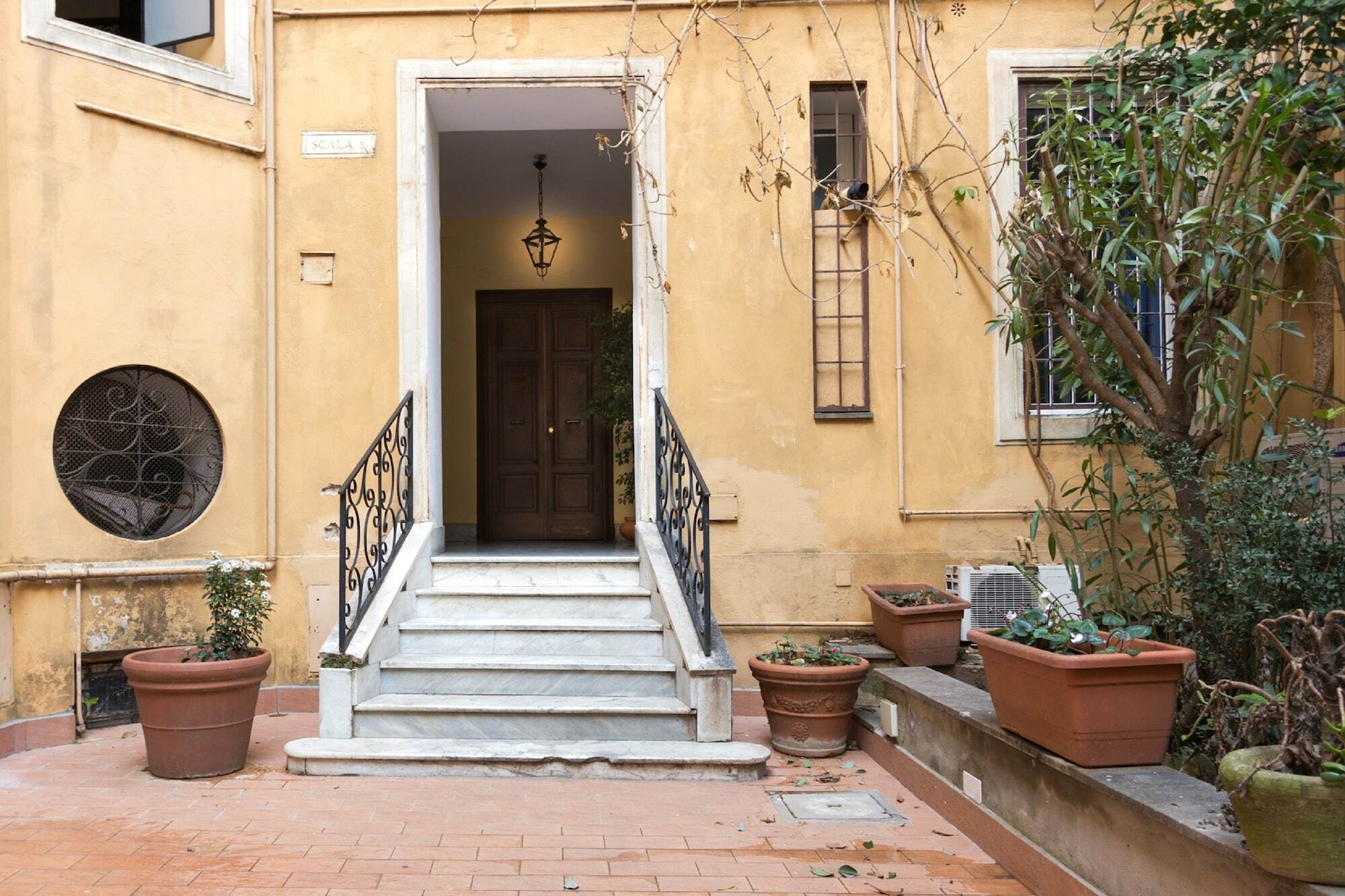 Few Steps From St Peter * Roma